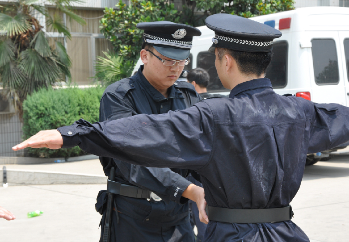 中院副院長許新啟,法警支隊支隊長原和平,政委張偉觀看了彙報表演並