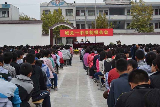 杞县法院法官为城关镇一中3000名师生讲法制课
